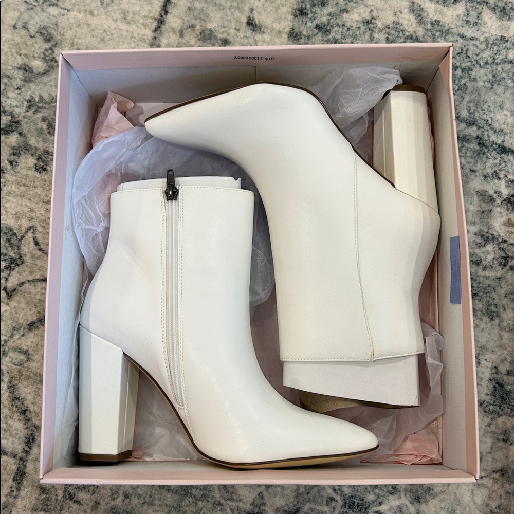JustFab NWT white ankle boots